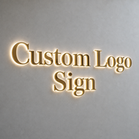 Emblème monogramme doré poli effet miroir avec lettres lumineuses à halo en serif, enseigne logo personnalisée pour façade murale en pierre, enseigne en lettres encastrées