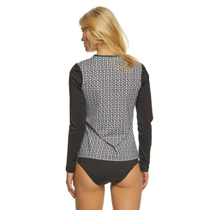 Maillot de bain une pièce réversible éco-responsable à manches longues et imprimé numérique pour femmes grandes tailles avec bretelles en V - Product Image 3