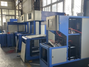 آلة نفخ زجاجات المياه المعدنية البلاستيكية شبه الأوتوماتيكية بسعر الجملة، آلة نفخ زجاجات البولي إيثيلين تيريفثالات سعة 20 لتر و25 لتر - Product Image 3