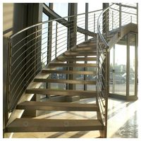 Escalier intérieur incurvé de luxe Prima, en bois poli sur mesure, pour grand hall d'entrée