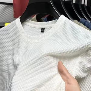 เสื้อยืดคอกลมแขนสั้นผู้ชาย ผ้าไหมน้ำแข็ง สีพื้น ใส่สบาย ยืดหยุ่น หลวมๆ สไตล์ลำลอง เรียบง่าย สำหรับฤดูร้อน - Product Image 1