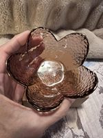 Kleurrijk glazen vintage ecologisch vriendelijk dessert- en fruitbord met bloemblaadjes, hoge esthetiek, voedselveilig, vaatwasserbestendig, rond keukengerei