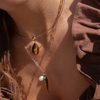 Collier pendentif en laiton plaqué or Gemnel, série petits poissons colorés, avec pierres naturelles Lapis Lazuli, Nacre et Ambre