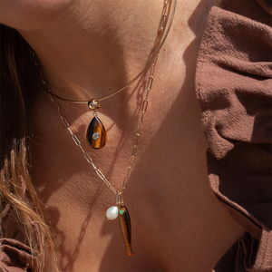 <span class=keywords><strong>Collana</strong></span> con Ciondolo a Forma di Pesce in Ottone Placcato Oro Gemnel, Serie Pesciolini Colorati con Pietre Naturali Lapislazzuli, Madreperla e <span class=keywords><strong>Ambra</strong></span> - Product Image 3