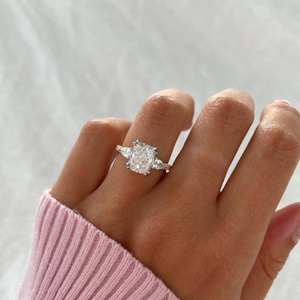 Anillo de Compromiso Clásico Plateado para Mujer con Diamante Cultivado en Laboratorio como Piedra Central y Elegantes Detalles de Diamantes Laterales - Product Image 6