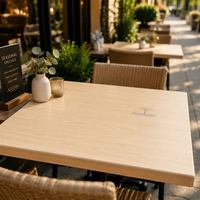 Plateau de table carré en résine à grain de bois clair pour restaurant et café, plateau de table en résine à l'aspect bois clair pour usage commercial