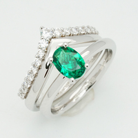 Dos Anillos, Una Historia |   Anillo de Oro de 18K con Diamante de Corte Ovalado de 0.65ct, Solitario con Banda en V y Engaste de Garras |   Colección de Compromiso