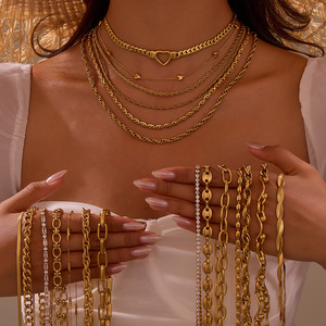 Cadena de acero inoxidable estilo cubano, cadena de metal a la moda que no se desvanece, collar para mujer con accesorio de circonita en forma de corazón. - Product Image 1