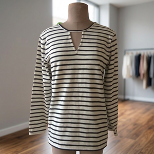 Camiseta de Mujer a Rayas Blancas y Negras, Cuello en V, Manga Larga, Informal, Mezcla de Algodón, Color Sólido, Diseño Minimalista - Product Image 4