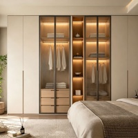 Armoire intégrée sur mesure pour toute la maison, du sol au plafond, avec vitrine en verre cannelé, rangement de chambre