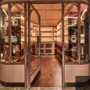 Humidor à cigares autoportant de luxe en bois sur mesure avec armoire de présentation, boîtes et casiers pour la maison et la salle à cigares - Product Image 1