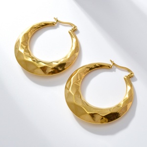 ต่างหูห่วงทรงตามสั่ง ทำจากสแตนเลสสตีล 316L ชุบทอง 18K PVD ป้องกันการแพ้ ดีไซน์ทันสมัย สำหรับทุกเพศ - Product Image 4