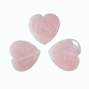 Nouveauté : Pierre de massage en quartz rose en forme de cœur avec bords dentelés pour le visage (Guasha) - Product Image 1