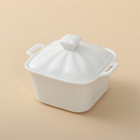 Plat de cuisson rectangulaire en porcelaine blanche gaufrée à rayures avec couvercle, idéal pour la cuisson maison, la soupe et les plats au four