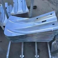 Barrière anti-choc en acier pour garde-corps de route avec indice de protection élevé et résistance aux impacts élevée, non réfléchissante, galvanisée à chaud