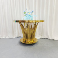 Table à gâteau ronde blanche avec base en forme de sablier cannelée dorée en acier inoxydable, mobile avec roulettes