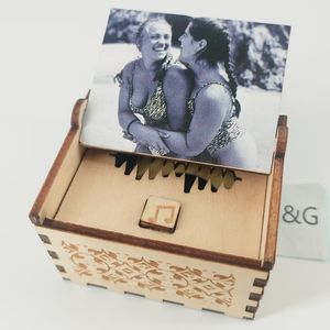 Boîte à musique en bois personnalisée - Personnalisable avec des <span class=keywords><strong>chansons</strong></span>, des messages vocaux, du texte et des photos - Cadeau idéal - Product Image 1