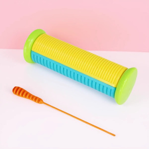 Guiro en plastique coloré très populaire avec bâtonnet, instrument Orff, grattoir fileté, grattoir grenouille, jouet instrument de musique - Product Image 2