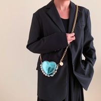 Mini sac cœur tendance avec décorations de perles, sac à bandoulière en cuir PU métallisé avec chaîne pour soirées et tenues mode