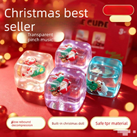 Jouet Squishy Carré de Noël Effet Glaçon Transparent avec Mini Figurine de Noël à l'Intérieur, à Pétrir, à Rebond Lent, Anti-Stress