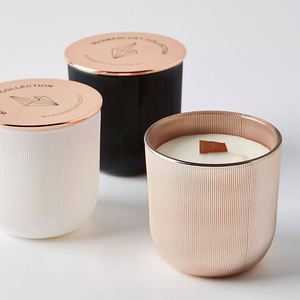 Bougie parfumée en cire de soja artisanale Wanberlust dans un pot en céramique avec cristaux infusés pour la décoration de la maison - Product Image 3
