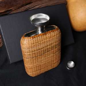 Mini flacon à liqueur vintage en titane pur avec couvercle en rotin tressé artisanal, format poche, style zen, cadeau de luxe pour les fêtes - Product Image 3