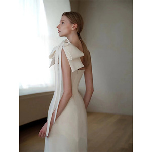 Robe <span class=keywords><strong>de</strong></span> mariée élégante blanche asymétrique à une épaule, avec détail nœud sexy et fente haute, pour <span class=keywords><strong>mariage</strong></span> <span class=keywords><strong>civil</strong></span>, fiançailles et réception - Product Image 4