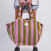 Sac fourre-tout en tissu éponge grande capacité OEM ODM, sac à main en tissu éponge tendance avec poignée confortable, options rayées pour les commandes en gros