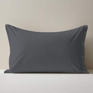 Funda de almohada 100% algodón gris oscuro tamaño alemán 80x80cm - Product Image 1