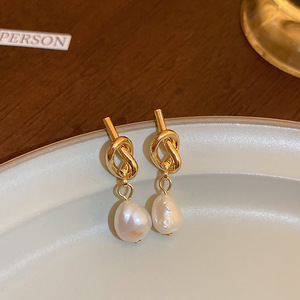 Nouvelles Boucles d'Oreilles Élégantes Françaises Dorées avec Perles Entrelacées pour Bijoux de Mode Coréenne, Accessoires Doux pour Femmes pour Soirées - Product Image 2