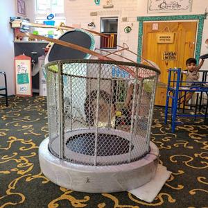 Trampoline d'intérieur doux et ludique, beige et violet, 5 pieds, 100 kg, pour enfants, idéal pour l'école, le café, le centre commercial, la crèche - Product Image 4