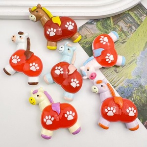 Accesorios de resina DIY de dibujos animados, bonitos y divertidos, con diseño de poni grande y llamativo, material hecho a mano para colgantes de llavero de teléfono. - Product Image 4
