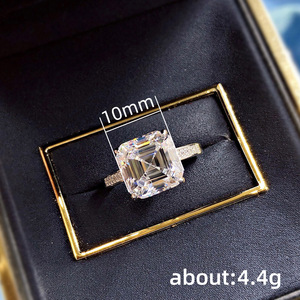 Anello classico con pietra quadrata a quattro punte per donna, gioielli di moda dal design elegante intarsiato - Product Image 5