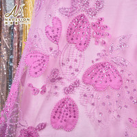 Tissu en dentelle de tulle brodé de fleurs 3D fuchsia de luxe avec strass et sequins pour robe de mariée ou de soirée formelle – Vente en gros