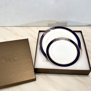 Assiette à steak en céramique haut de gamme de 10 pouces, bleue avec bordure dorée, pour la présentation durable des plats occidentaux dans les hôtels et restaurants - Product Image 2