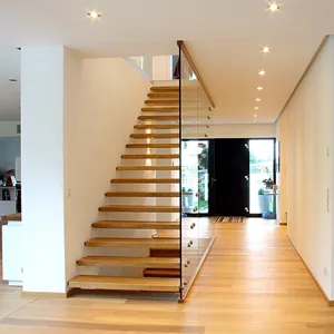 Design moderne, structure en acier invisible, marches en bois naturel, escalier flottant en porte-à-faux avec garde-corps en verre