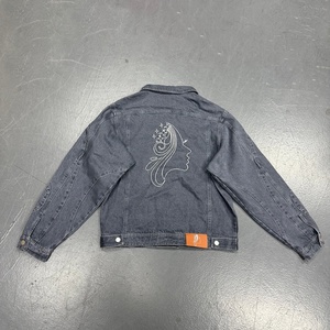 ชุดแจ็คเก็ตยีนส์พิมพ์ลายแบบวอชเอ็นเซมบ์ พร้อมกางเกงยีนส์สีน้ำเงิน ชุดสองชิ้น ชุดยีนส์สั่งทำสำหรับผู้ชาย - Product Image 4