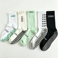 Chaussettes de sport personnalisées antidérapantes et antibactériennes, faible MOQ, usine OEM, en coton, avec logo positionné, pour cyclisme, football, fitness et entraînement