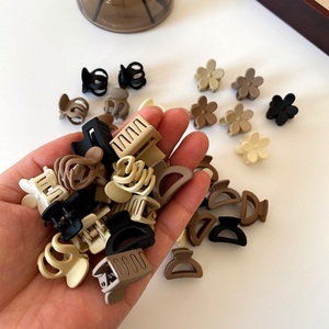 Pinzas para el Cabello Mio Coffee Series, Mini Pinzas de Plástico de 2.5cm con Forma de Corazón y Múltiples Diseños, Set de Pinzas para el Cabello para Mujeres y Niñas - Product Image 5