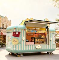 Une grande remorque mobile pour pizzas et gaufres / camion de restauration / kiosque qui profite d'une bonne réputation à l'échelle nationale et internationale