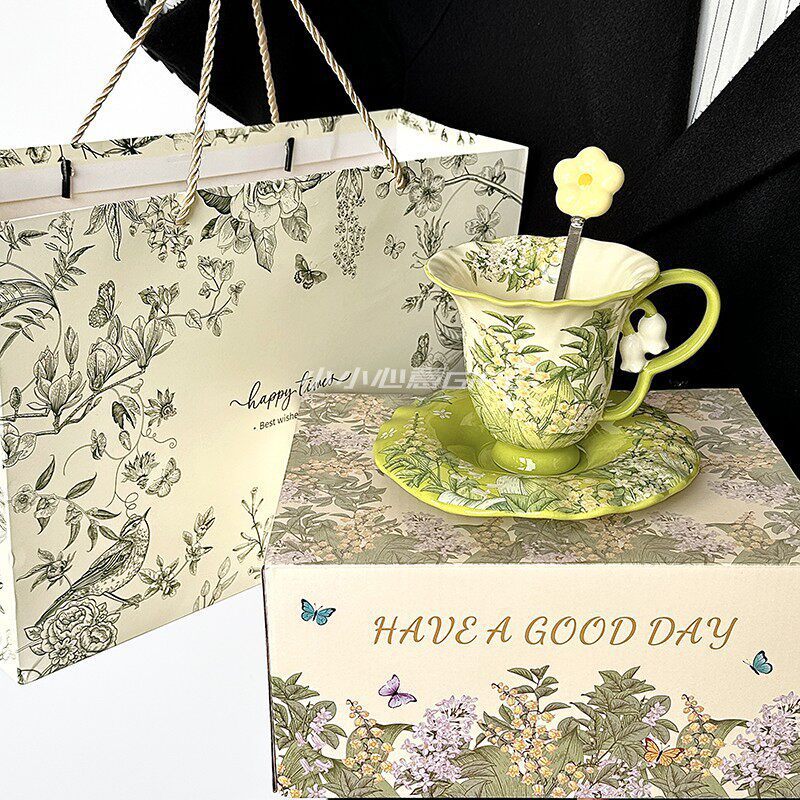 Tazza e piattino con motivo floreale in rilievo - confezione regalo con cucchiaio e sacchetto regalo