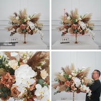 Centro de mesa con bola de flores para boda, estilo bohemio, con hierba de pampa artificial y arreglo de hortensias.
