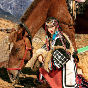 Adorno para la frente de mujer tibetana Yujintang, al estilo de las celebridades de internet de Xishuangbanna, estilo étnico grandioso - Product Image 2