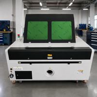 Gravure et découpe en une seule opération sur une seule machine laser CO2 1390 pour les commandes de panneaux signalétiques mixtes