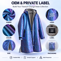 Peignoir de change matelassé OEM imperméable métallisé, doublé polaire irisé, pour la natation en eau libre avec rembourrage en polyester