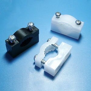 Abrazadera de cable redonda de plástico con base arqueada y clavos de acero para gestión de cables eléctricos - Product Image 1