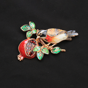 Broche de esmalte con diseño de pájaro y <span class=keywords><strong>granada</strong></span>, chapado en oro, insignia para solapa - Product Image 1