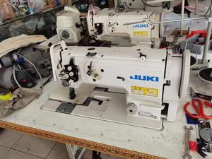 Machine à coudre industrielle JUKI LU-1560N <span class=keywords><strong>d</strong></span>'<span class=keywords><strong>occasion</strong></span>, double aiguille, point noué, entraînement par pointeuse, pour matériaux lourds - Product Image 1