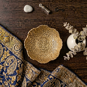 Assiette décorative en métal faite à la main avec incrustation dorée, design bohème, forme irrégulière, peinte à la main, pour les fêtes - Product Image 1