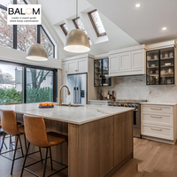 Ensemble d'armoires de cuisine modernes BALOM OEM blanc chaud style Shaker, avec îlot en bois, vitrine en verre et crédence personnalisée